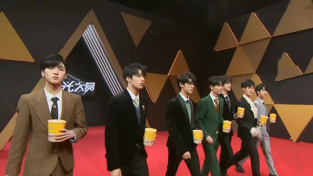 德云男团上台领奖,却硬生生变成群口相声,细数星光大赏有趣瞬间