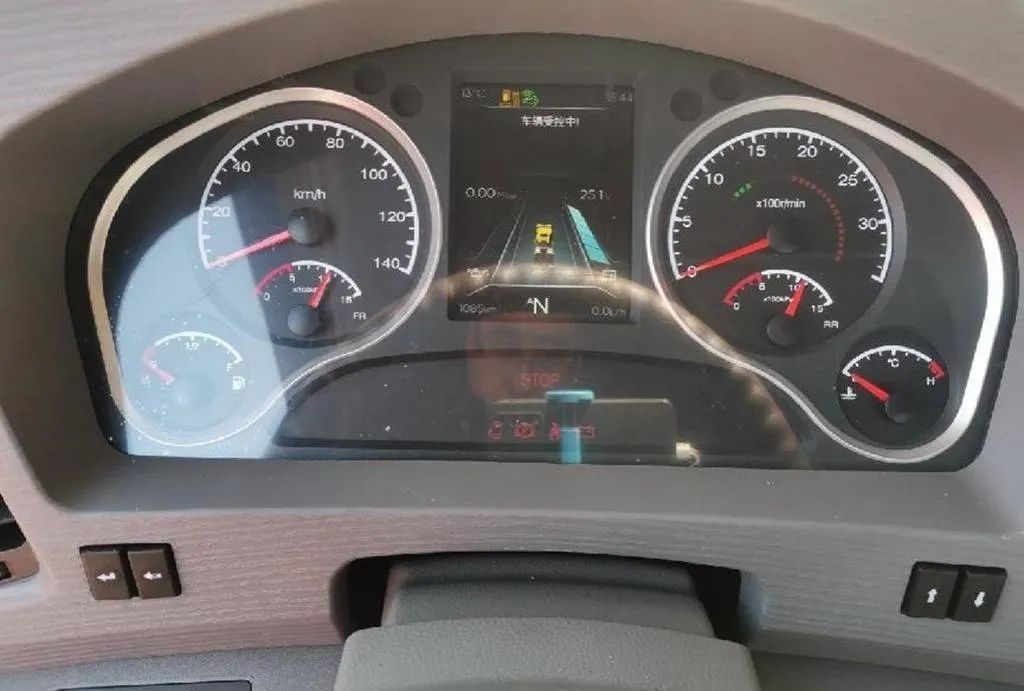 仪表显示清晰中控台上的液晶屏幕和功能按键中控台大小合适,没有占用