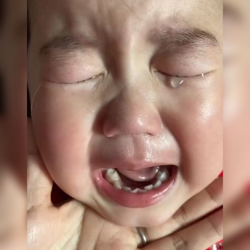 萌娃哭得停不下来,谁知尝到了眼泪的味道,网友:肥水不流外人田