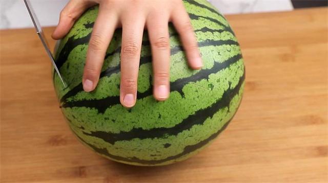 夏天，花13元买了一个10斤的大西瓜，切开那一刻，发现自己赚大了休闲区蓝鸢梦想 - Www.slyday.coM