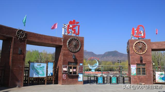 90夫妻自驾山东水蜜桃之乡，岱崮地貌真叫人称奇