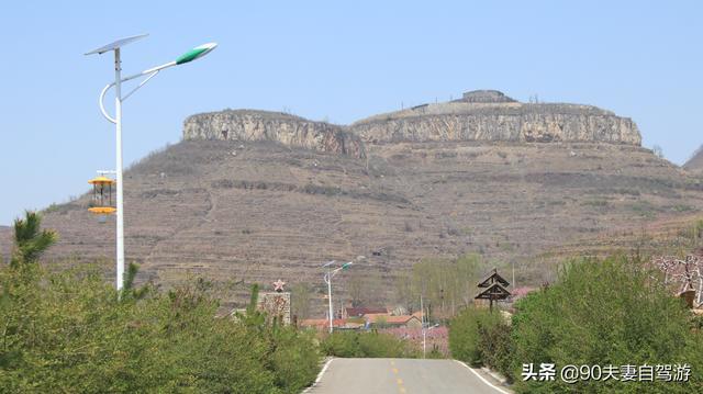 90夫妻自驾山东水蜜桃之乡，岱崮地貌真叫人称奇