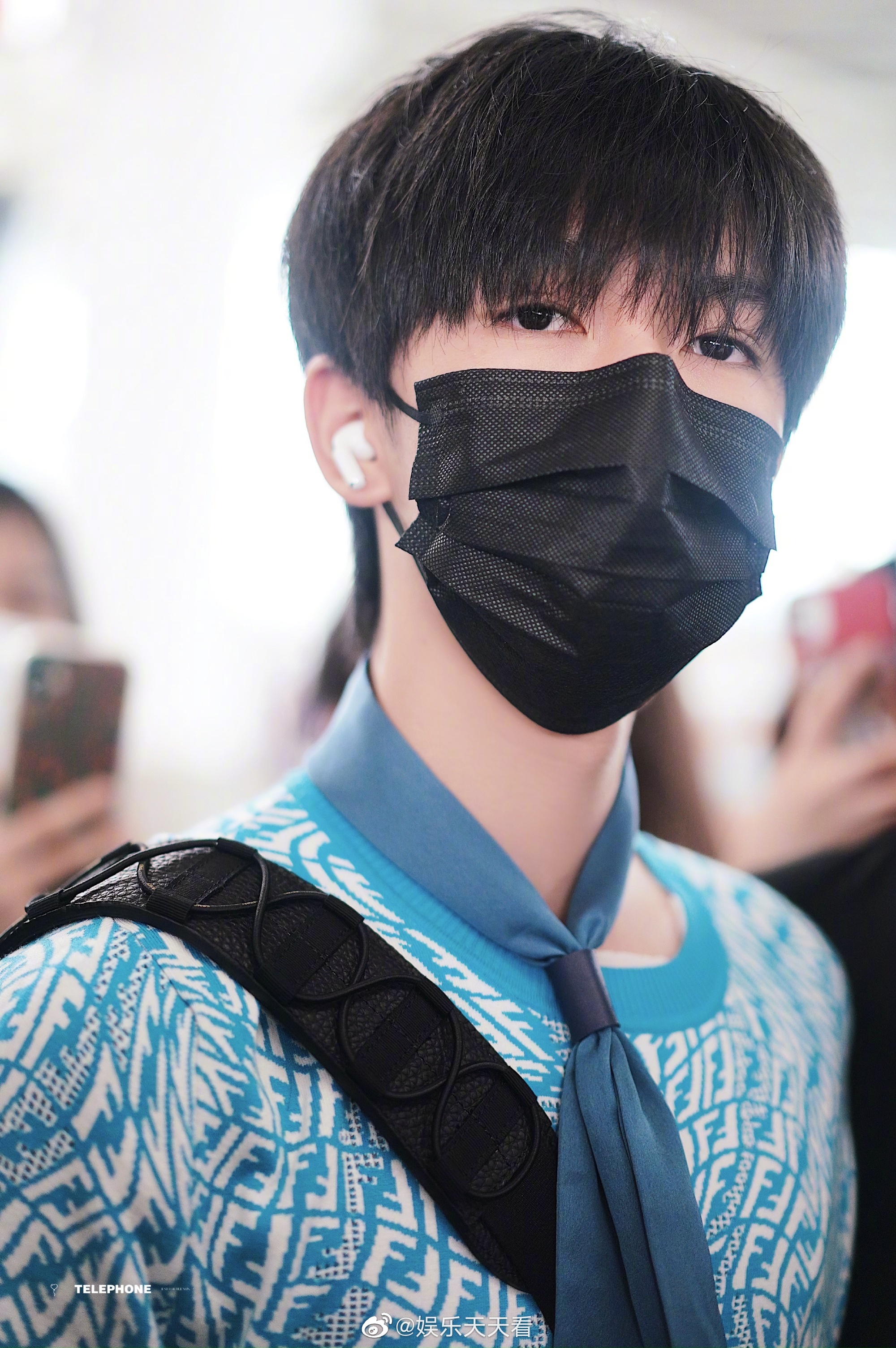 贺峻霖机场饭拍今天是蓝朋友小贺顺毛好乖巧