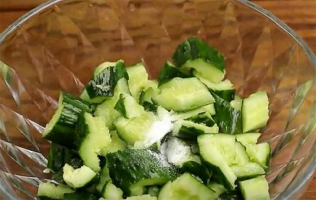 饭店的拌黄瓜为啥那么好吃？原来是有窍门的，学会夏天做给家人吃休闲区蓝鸢梦想 - Www.slyday.coM