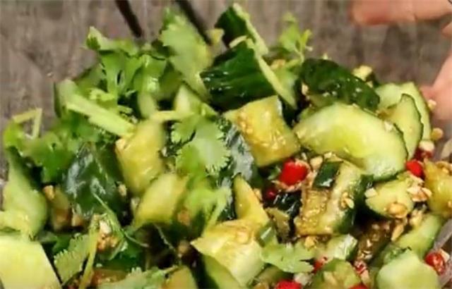 饭店的拌黄瓜为啥那么好吃？原来是有窍门的，学会夏天做给家人吃休闲区蓝鸢梦想 - Www.slyday.coM