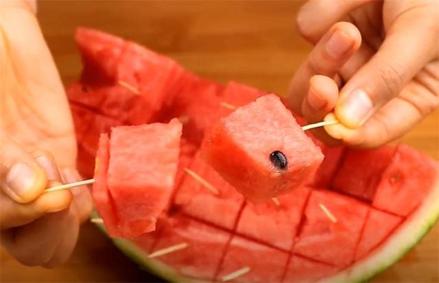 夏天，花13元买了一个10斤的大西瓜，切开那一刻，发现自己赚大了休闲区蓝鸢梦想 - Www.slyday.coM