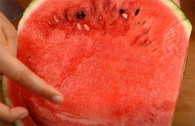 夏天，花13元买了一个10斤的大西瓜，切开那一刻，发现自己赚大了休闲区蓝鸢梦想 - Www.slyday.coM