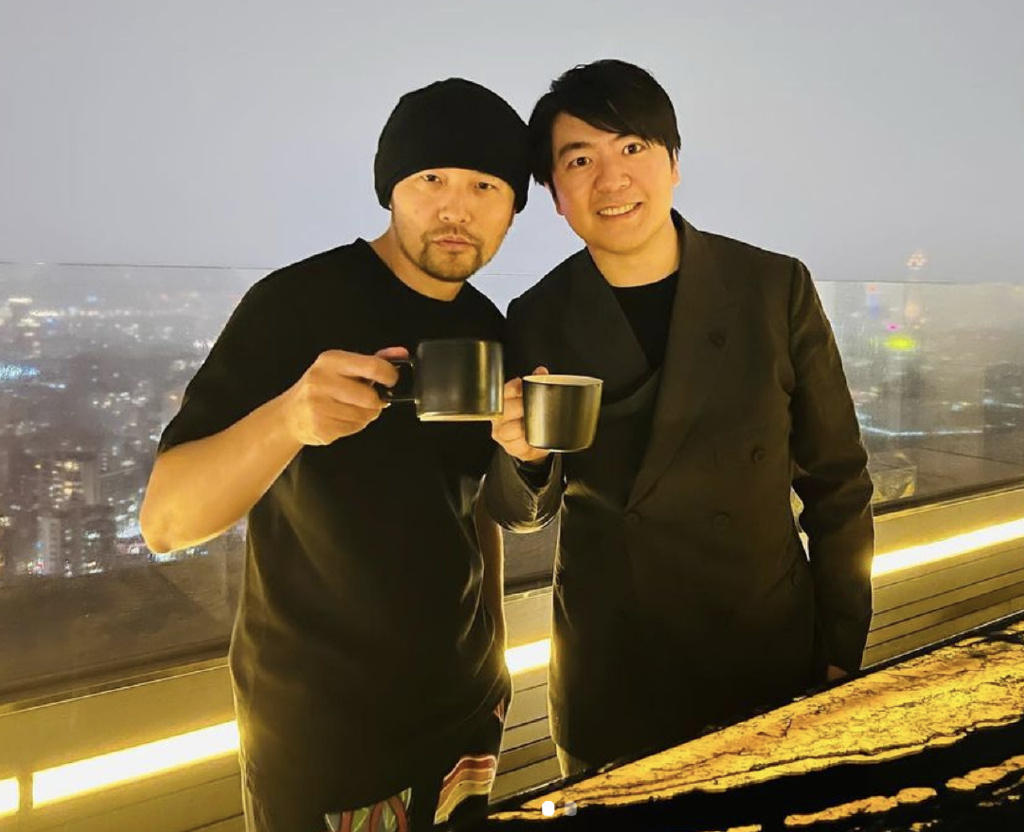 周杰伦晒与郎朗聚会照,在豪宅天台碰杯,郎朗教罗密欧练琴好有爱|郎朗