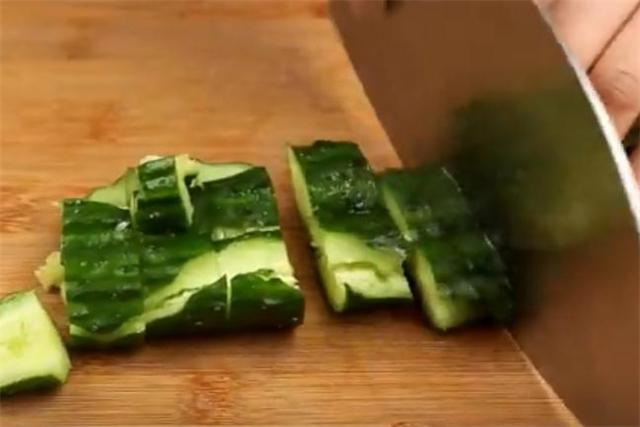 饭店的拌黄瓜为啥那么好吃？原来是有窍门的，学会夏天做给家人吃休闲区蓝鸢梦想 - Www.slyday.coM