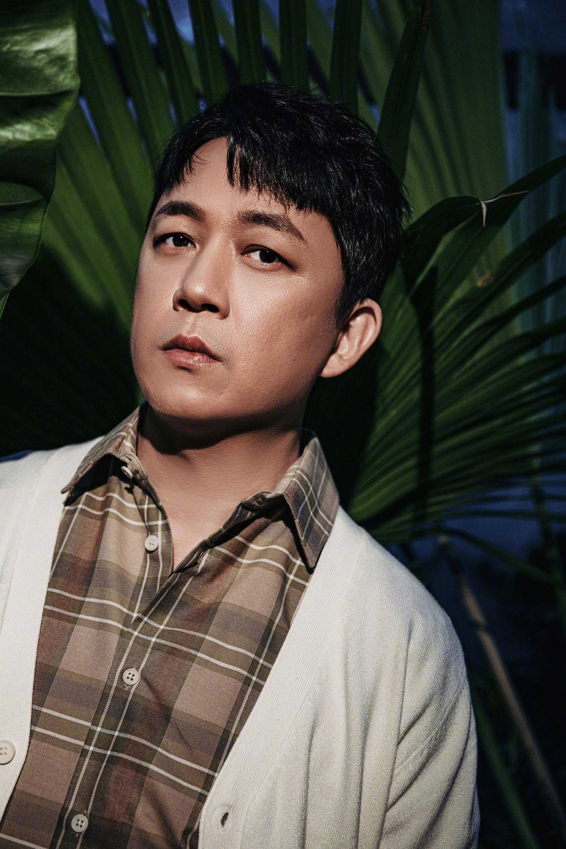 潘粤明晒被晒黑的手臂白加黑很酷噢多问一句