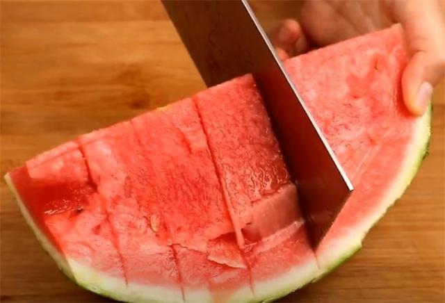 夏天，花13元买了一个10斤的大西瓜，切开那一刻，发现自己赚大了休闲区蓝鸢梦想 - Www.slyday.coM