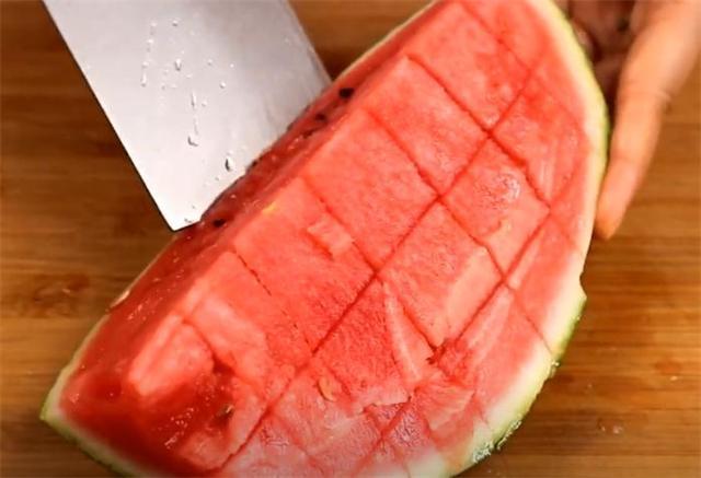 夏天，花13元买了一个10斤的大西瓜，切开那一刻，发现自己赚大了休闲区蓝鸢梦想 - Www.slyday.coM