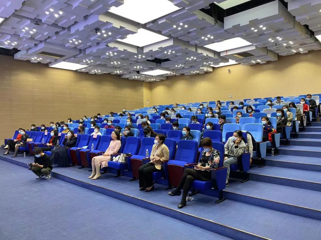 海南省妇联组织海口妈妈训教团成员学习党的十九届六中全会精神 林英姿宣讲休闲区蓝鸢梦想 - Www.slyday.coM