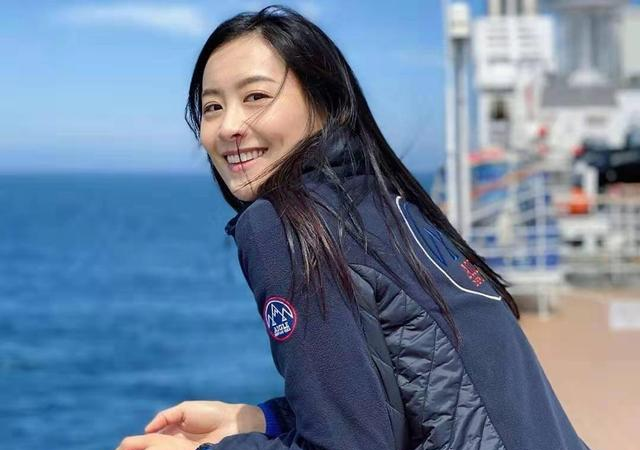 事业就开始走向巅峰,尤其在《冲向云霄2》中她饰演的何年希实在太美了