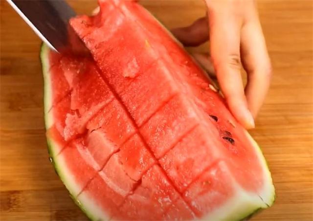 夏天，花13元买了一个10斤的大西瓜，切开那一刻，发现自己赚大了休闲区蓝鸢梦想 - Www.slyday.coM