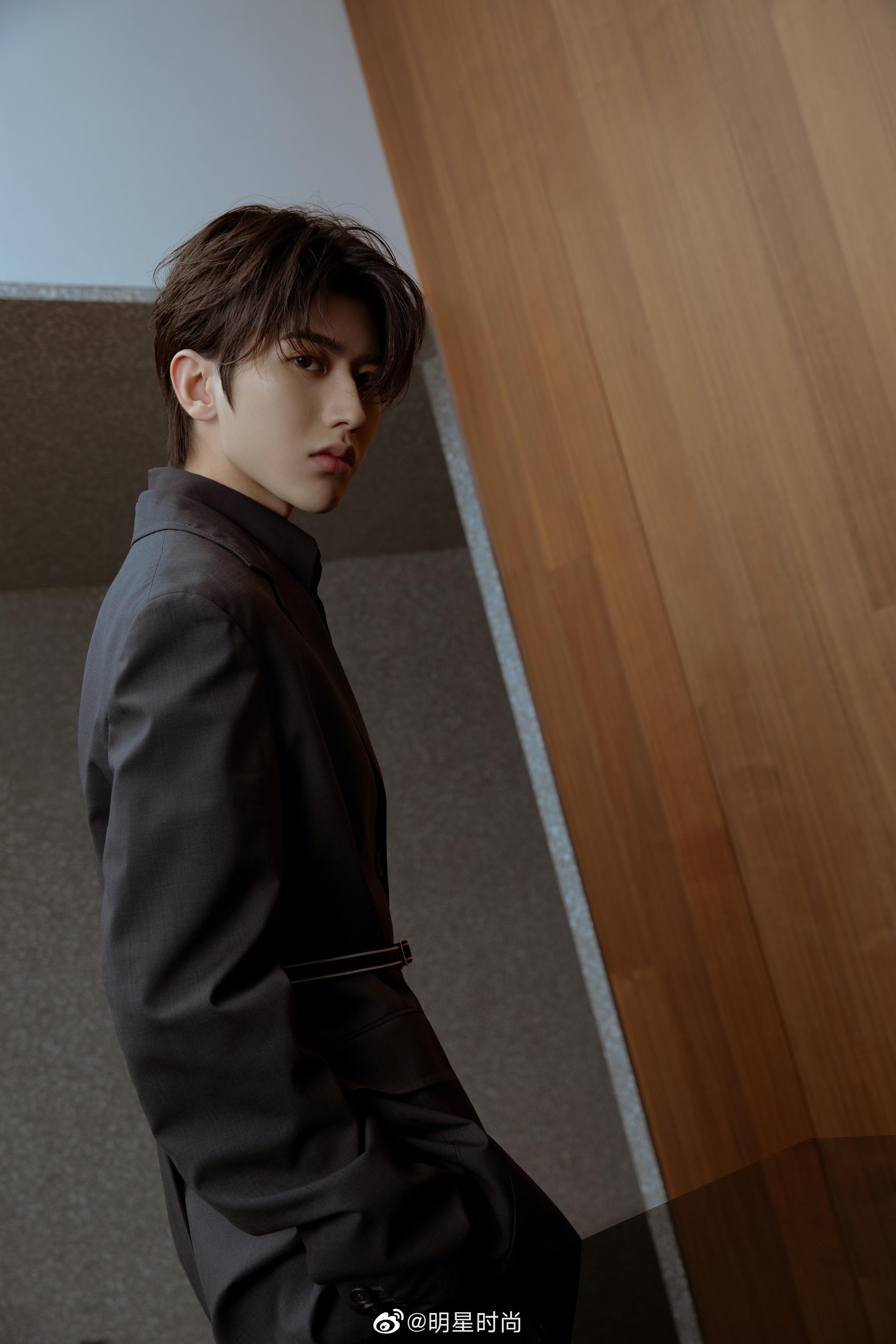 蔡徐坤最新造型,无论侧颜还是背影都魅力满分!