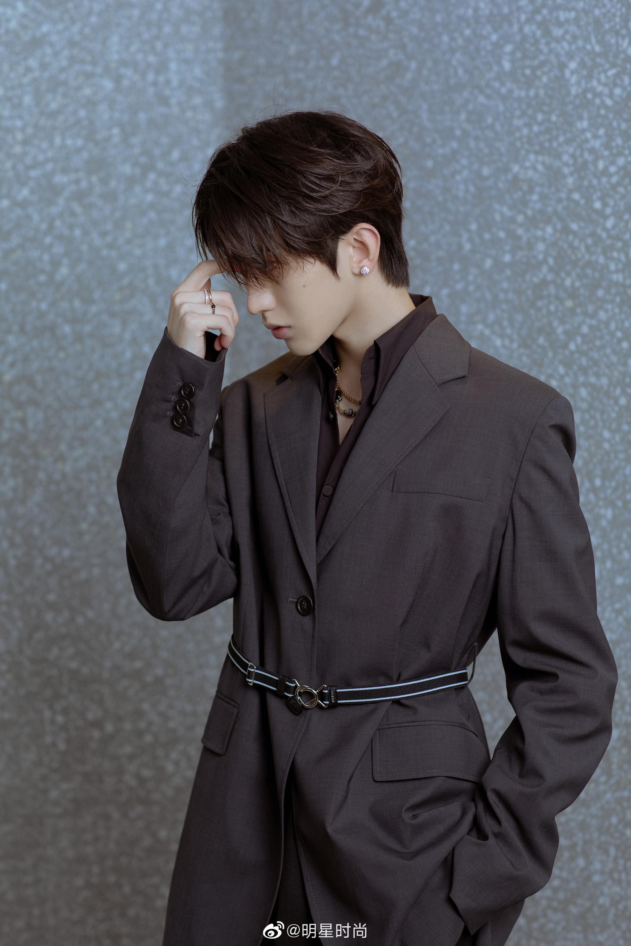 蔡徐坤最新造型,无论侧颜还是背影都魅力满分!