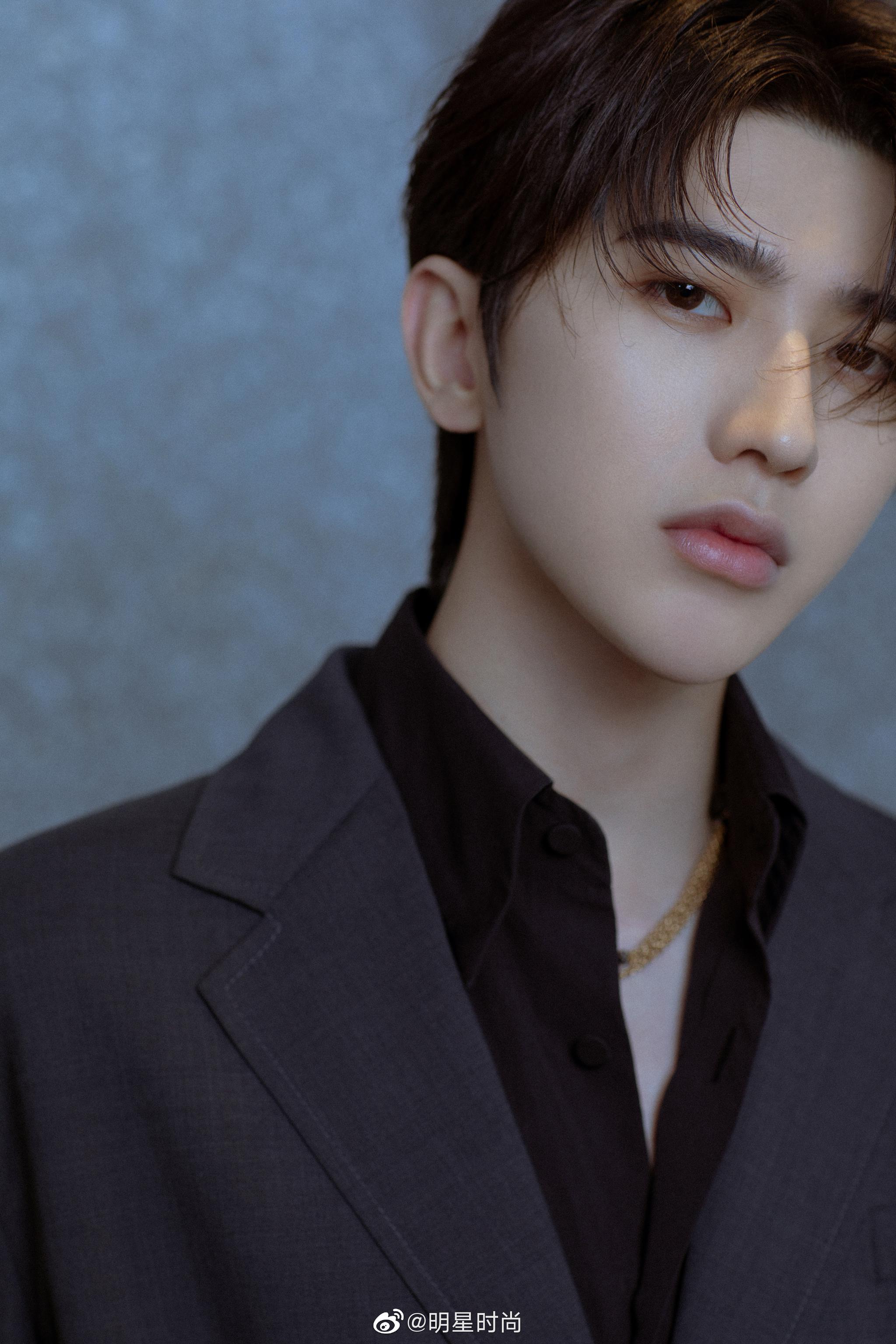 蔡徐坤最新造型,无论侧颜还是背影都魅力满分!