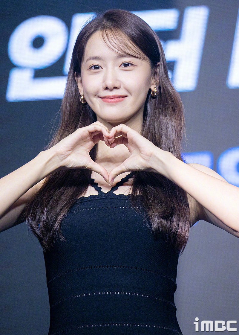 林允儿 一字带高跟凉鞋