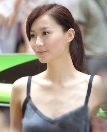 事业就开始走向巅峰,尤其在《冲向云霄2》中她饰演的何年希实在太美了