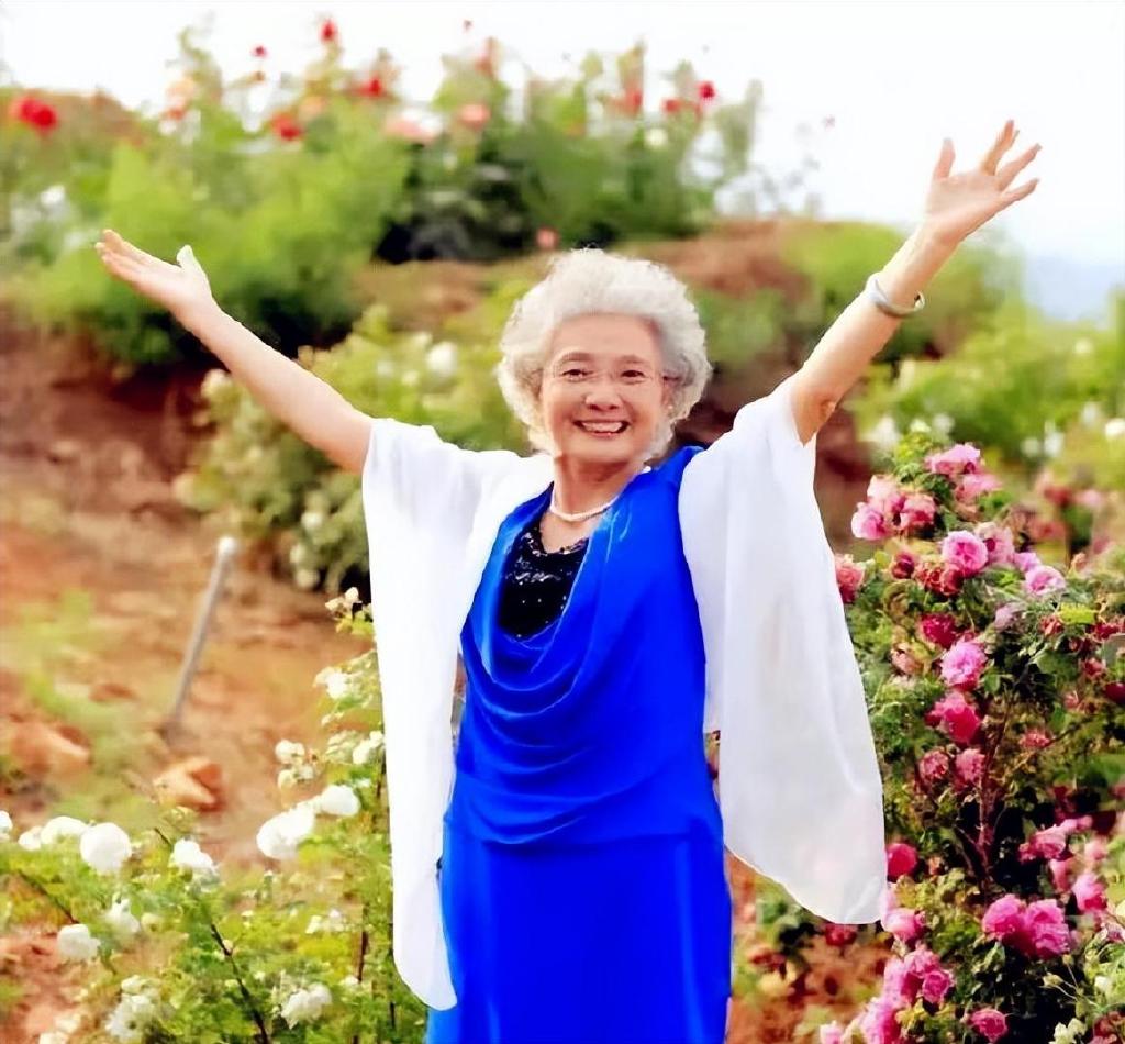 92岁时尚奶奶盛瑞玲,满头银发气色好,穿戴精致不服老-质信十强榜
