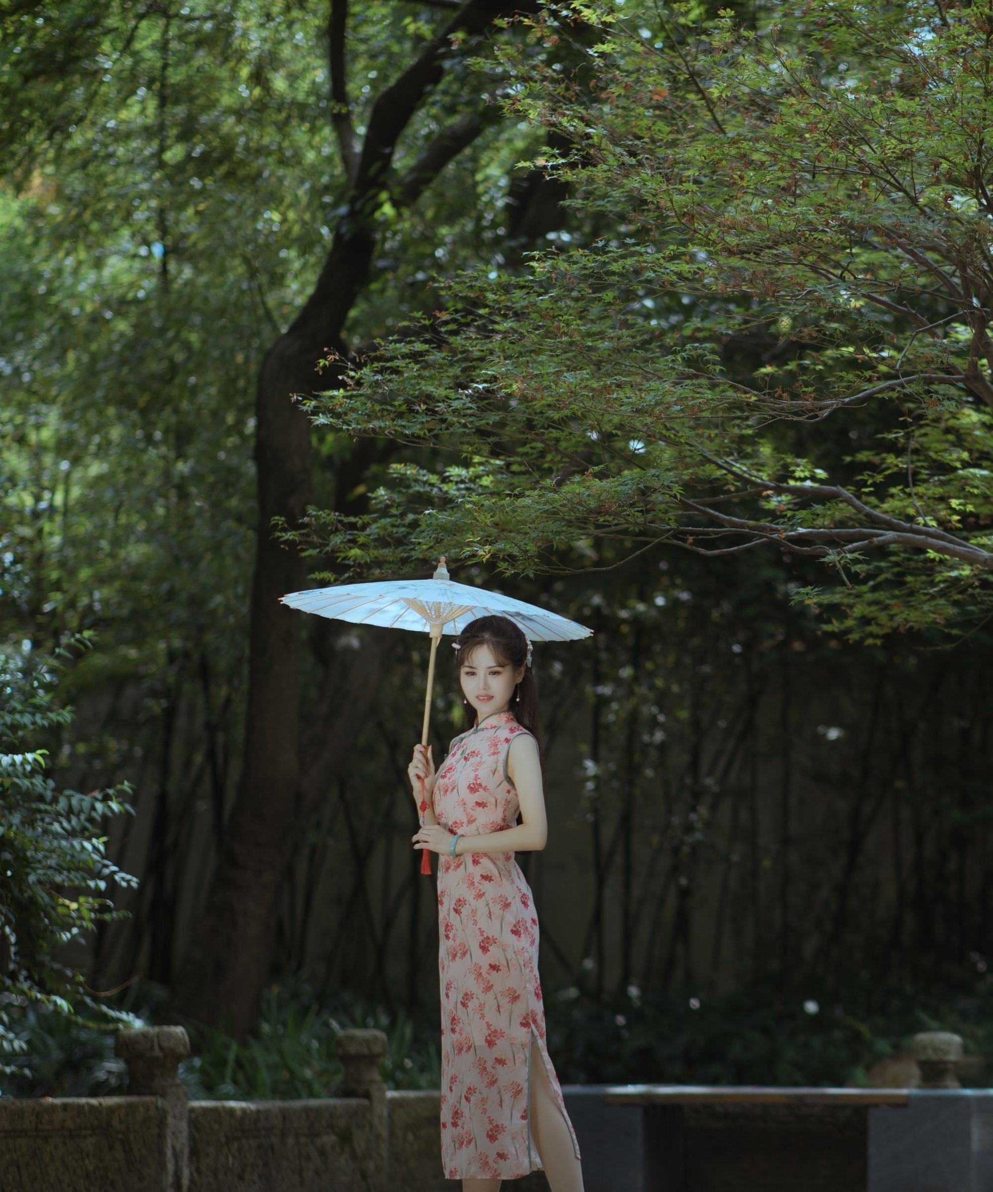 一个人默默地走在静谧的街道上感受江南诗词里婉约的意境