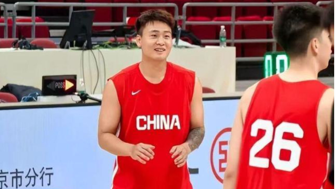 中国男篮公布12人名单!周琦、胡金秋领衔,赵睿因伤退出|胡金秋|赵睿|高诗岩_新浪新闻