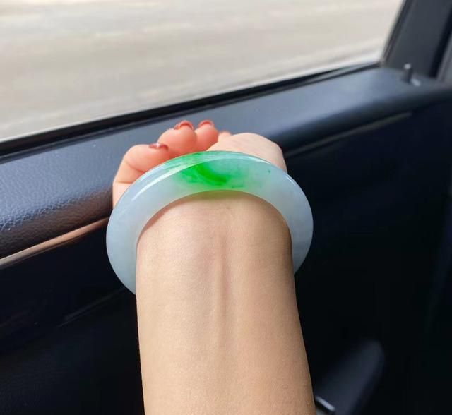 翡翠手镯千金难得的一抹绿,纯净的底子,上手被惊艳到!