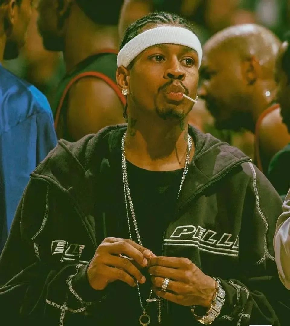 地垄沟,宽松尺码的球衣球裤等等,球场上的另类和嘻哈风格塑造了艾弗森