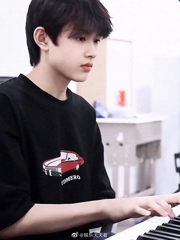 tf家族-张极 67张极港风大片合集～剑眉星目