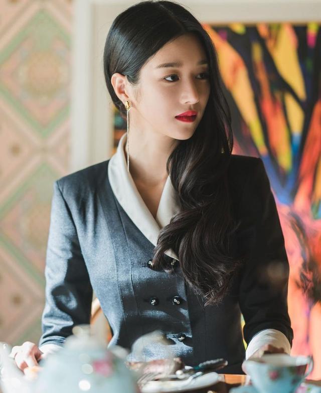 《虽然是精神病但没关系》徐睿知用长耳环戴出超美巴掌脸,太仙了