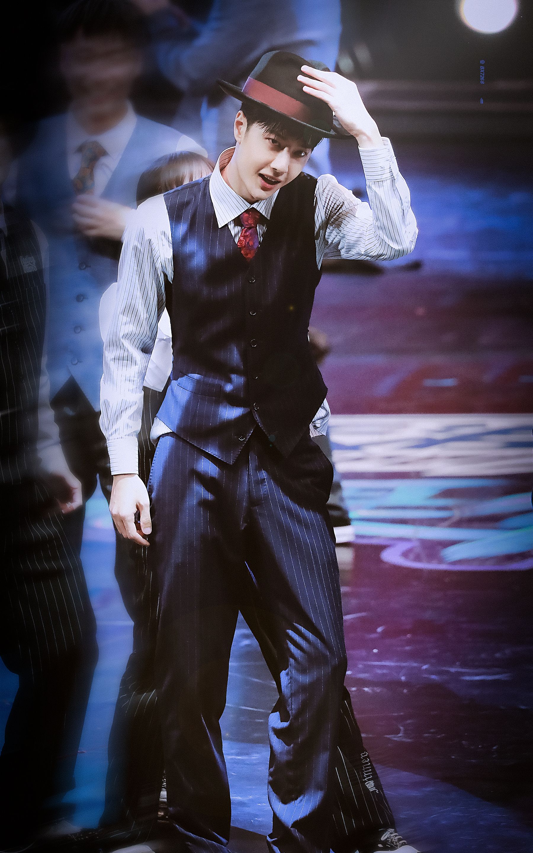 小蓝瓶续约，携手王一博迎接新的挑战，粉丝：这街舞是非上不可了休闲区蓝鸢梦想 - Www.slyday.coM