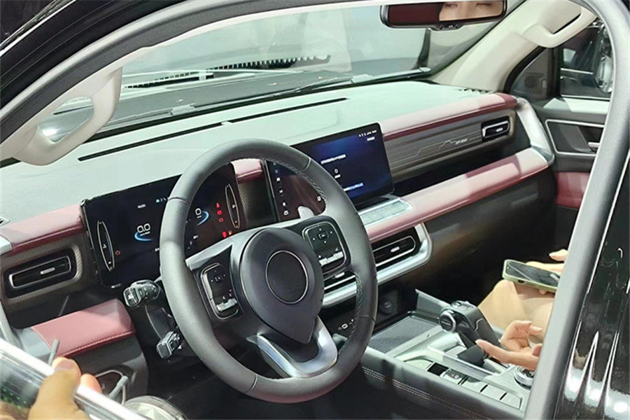 2023款长城炮黑弹版的内饰布局同样是家族化的一套内饰,但是采用了