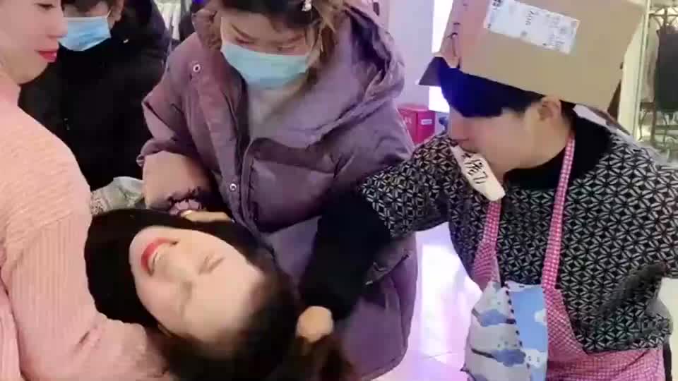 一群闺蜜闲来无事玩起了杀猪游戏扮演猪的小姐姐真惨