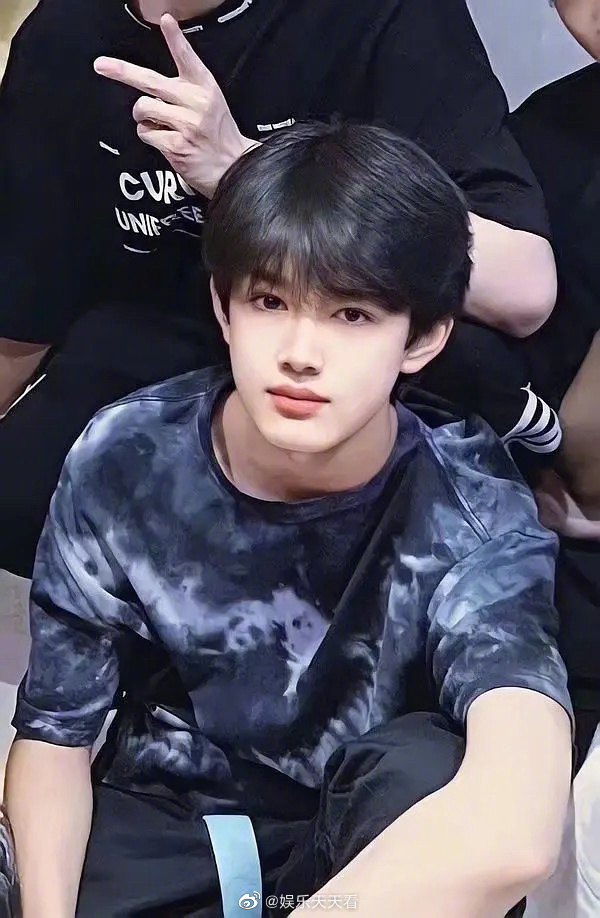 张极港风大片合集剑眉星目五官优越下颚线流畅