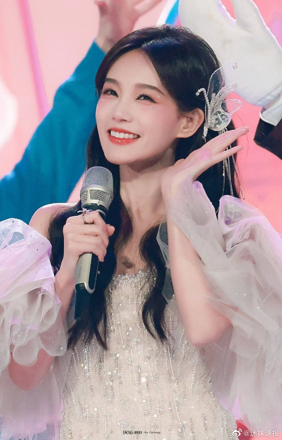 李一桐笑起来眼睛弯弯的好漂亮