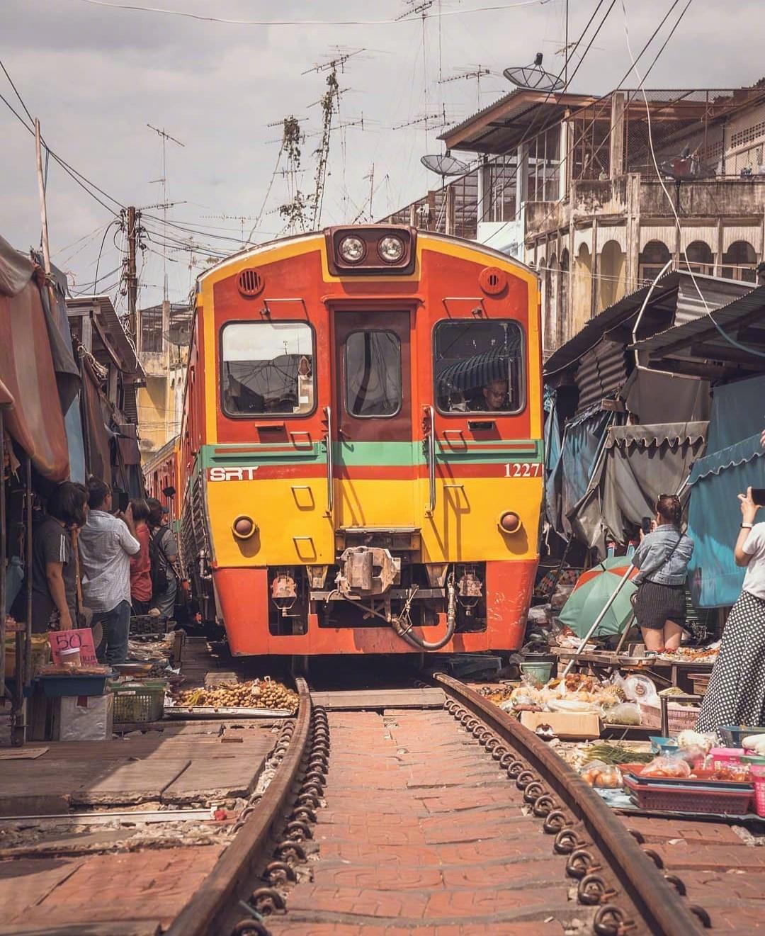 泰国奇景美功铁道市场, 火车穿过菜市场,好吃又好玩__财经头条