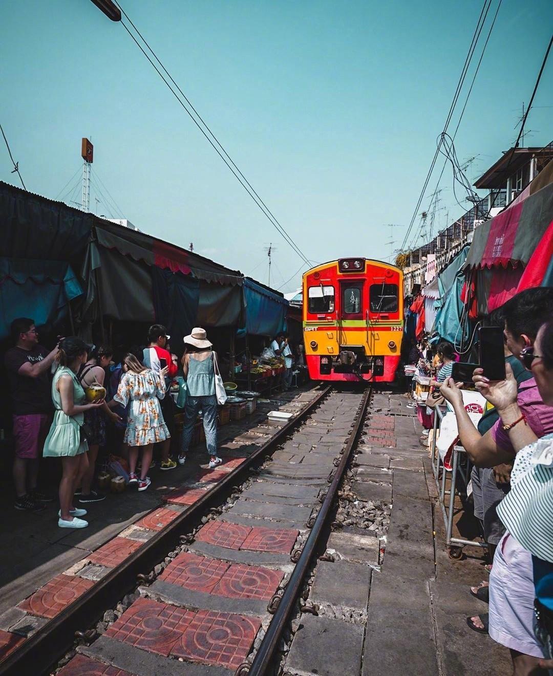 泰国奇景美功铁道市场, 火车穿过菜市场,好吃又好玩__财经头条