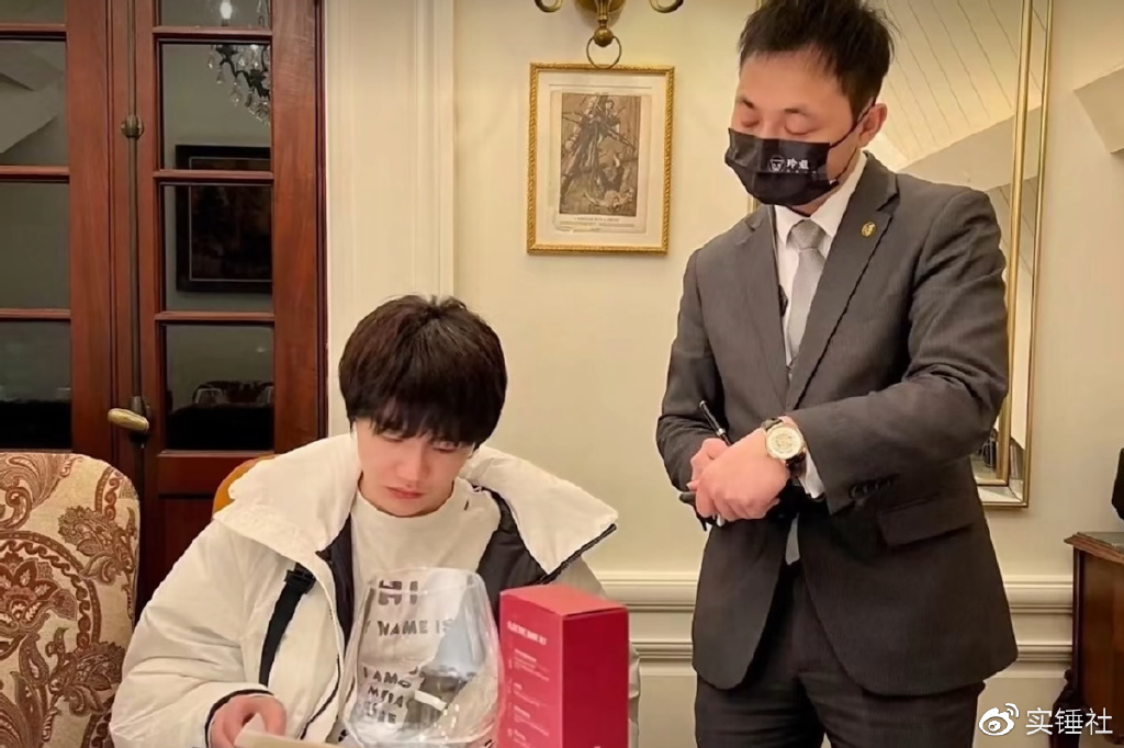 干翻TES后,刘青松庆功宴上再点5位数天价菜品!高脚杯红酒太上流