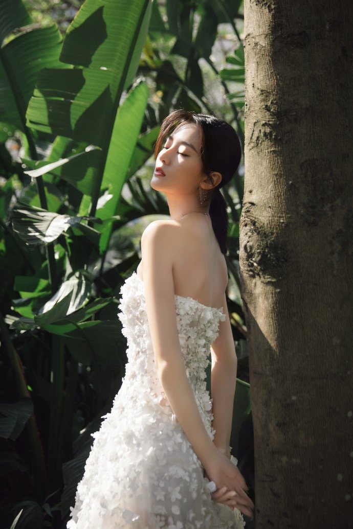 乔欣白色抹胸裙仙气十足 露美背颈肩线优越似白天鹅