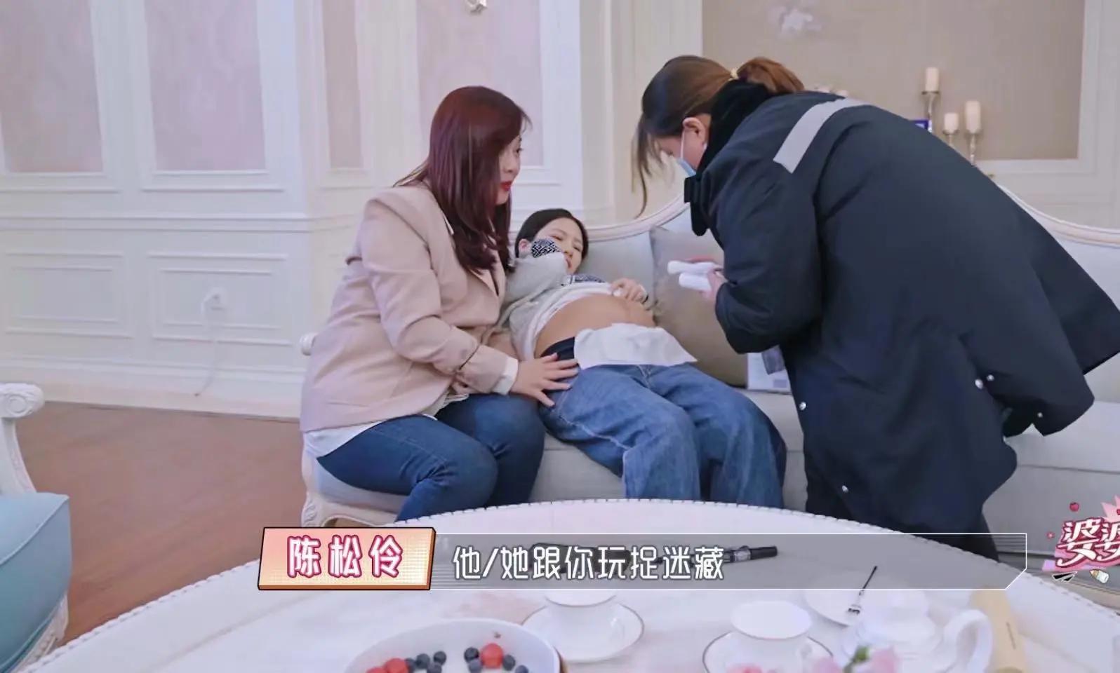 这期节目是3月份录制的,而王灿杜淳14号晒出家庭写真,王灿孕肚明显又