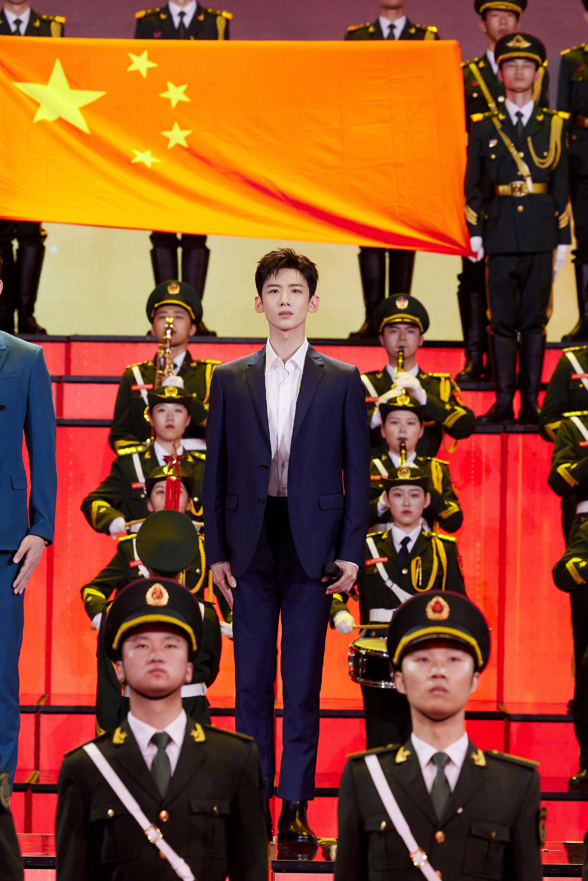 1/ 6@白敬亭 一首《军礼》用高亢激昂的歌声振奋人心,向军人致以最