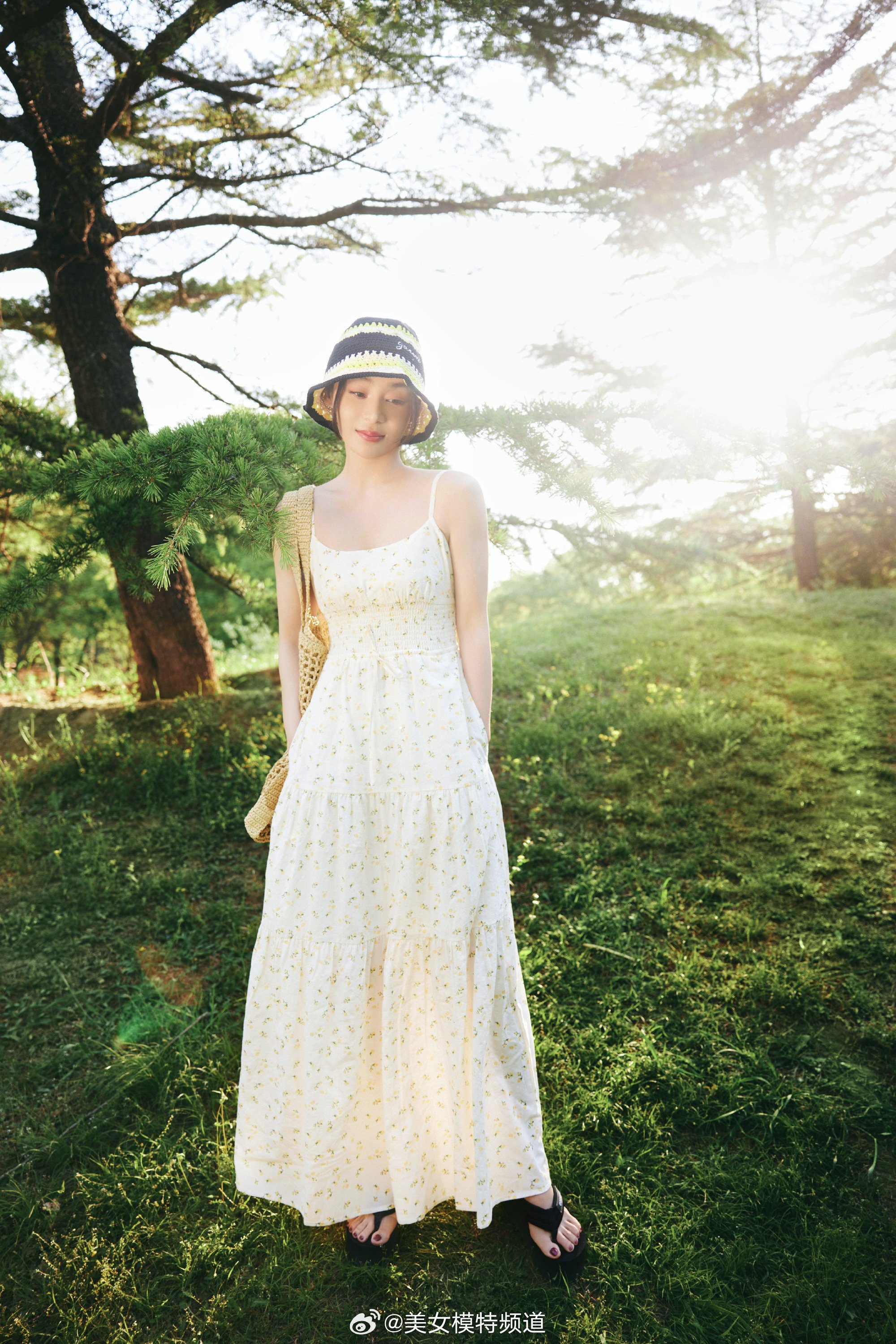 袁姗姗限定吊带碎花裙写真