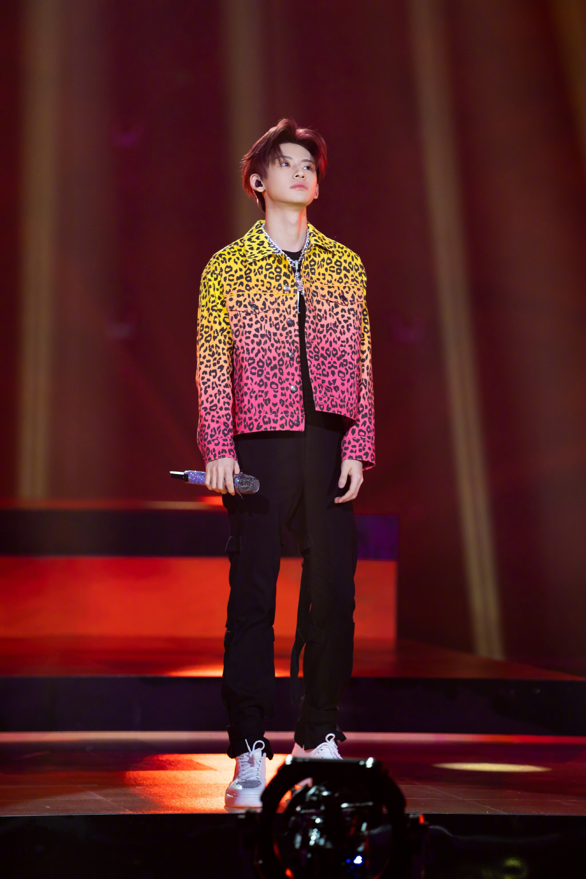 小鬼王琳凯《为歌而赞》舞台look~亮黄与浅粉渐变色豹纹夹克
