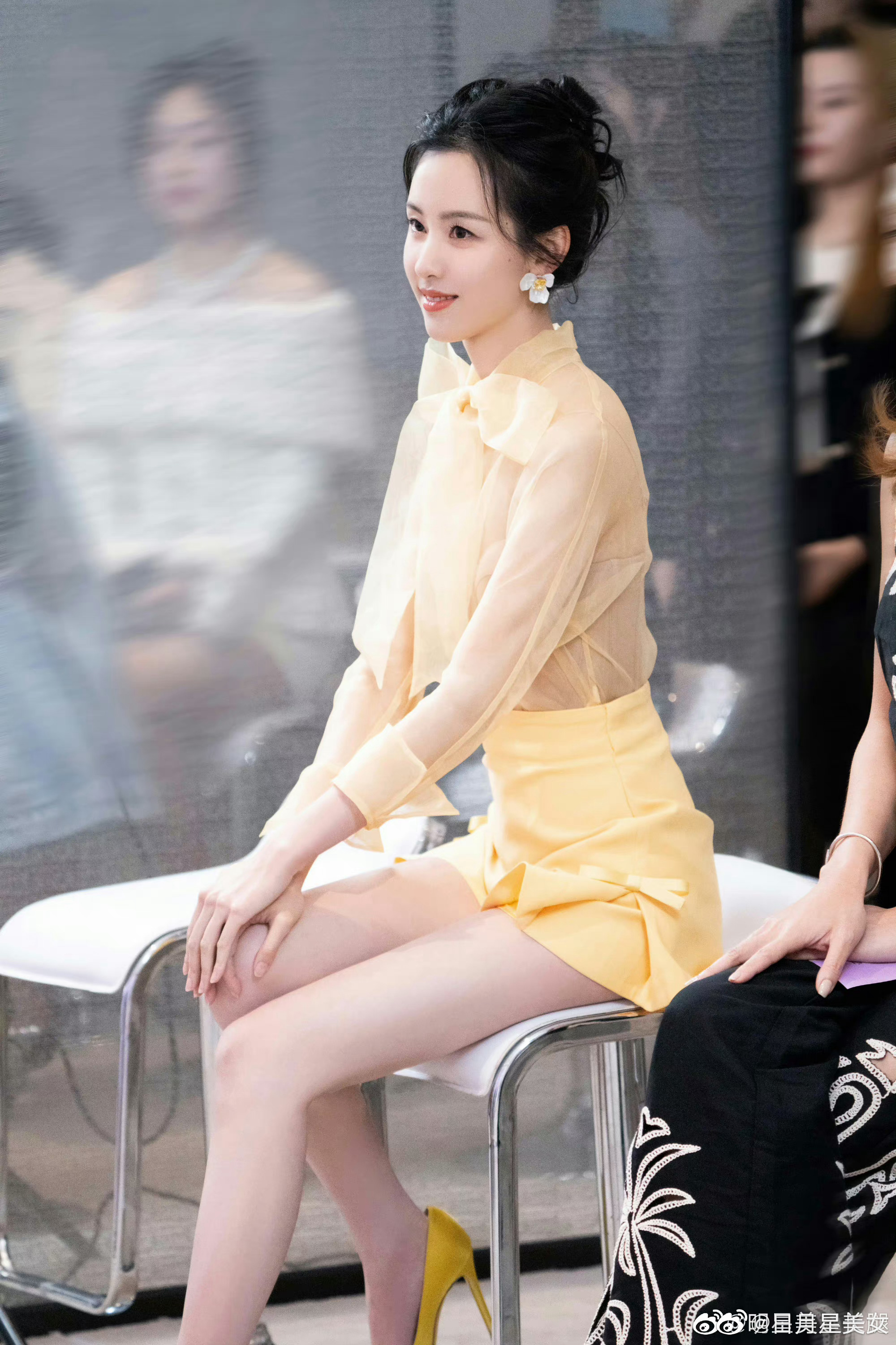 陈都灵坐姿白腿透透衣服短裤!__财经头条