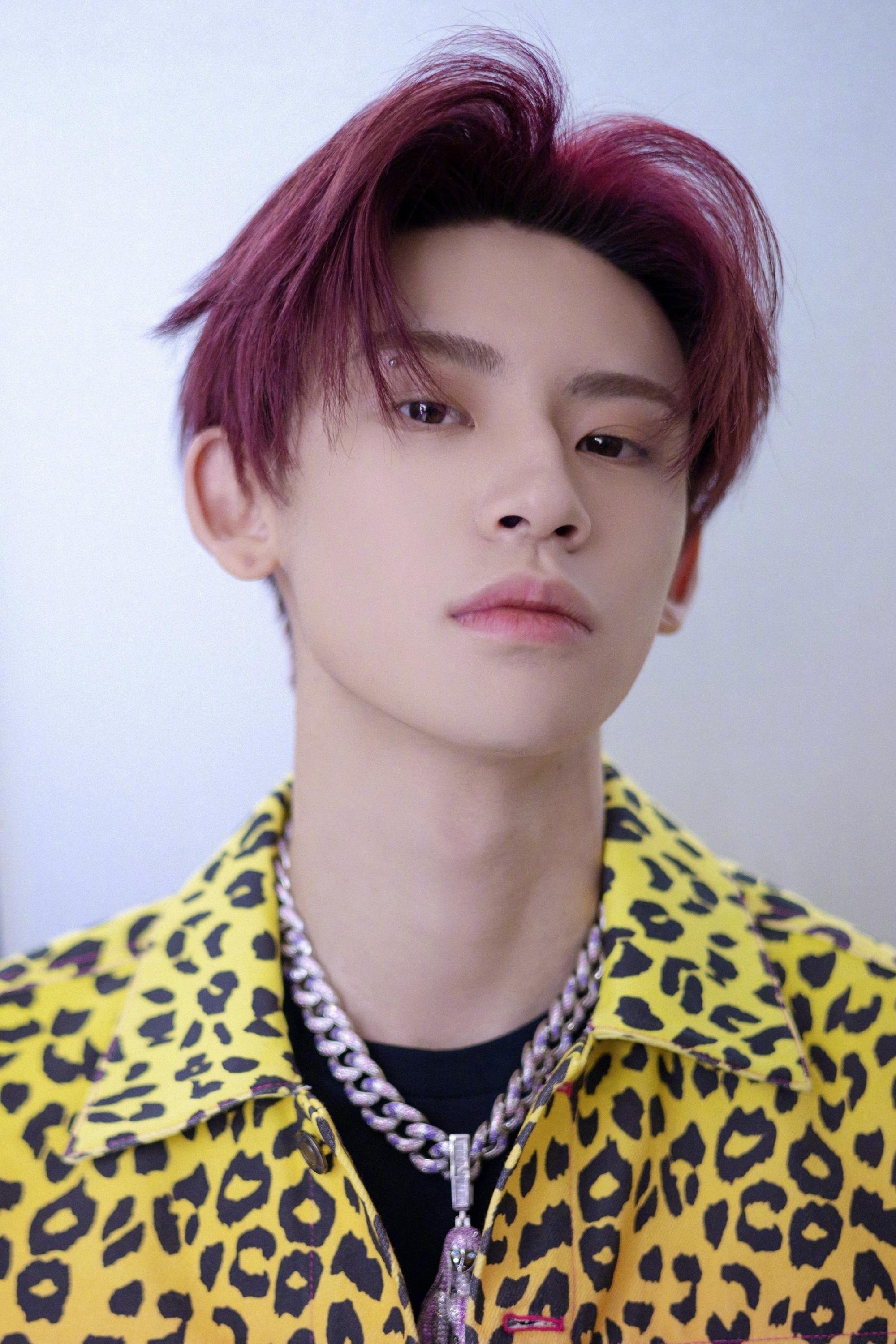 小鬼王琳凯《为歌而赞》舞台look~亮黄与浅粉渐变色豹纹夹克