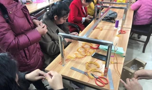 要努力把手工编织结绳打造为创意产业,打造一支稳定的匠人队伍,让更多