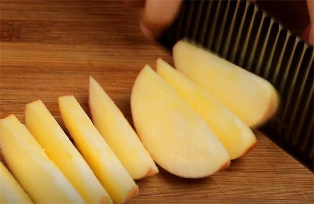 苹果加面粉最近火了,我家一周吃6次,孩子天天点名要吃,太馋了休闲区蓝鸢梦想 - Www.slyday.coM 苹果加面粉最近火了,我家一周吃6次,孩子天天点名要吃,太馋了休闲区蓝鸢梦想 - Www.slyday.coM