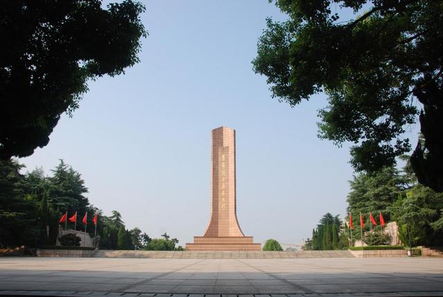 镇江市烈士陵园青山有幸埋忠骨北固英魂永长存