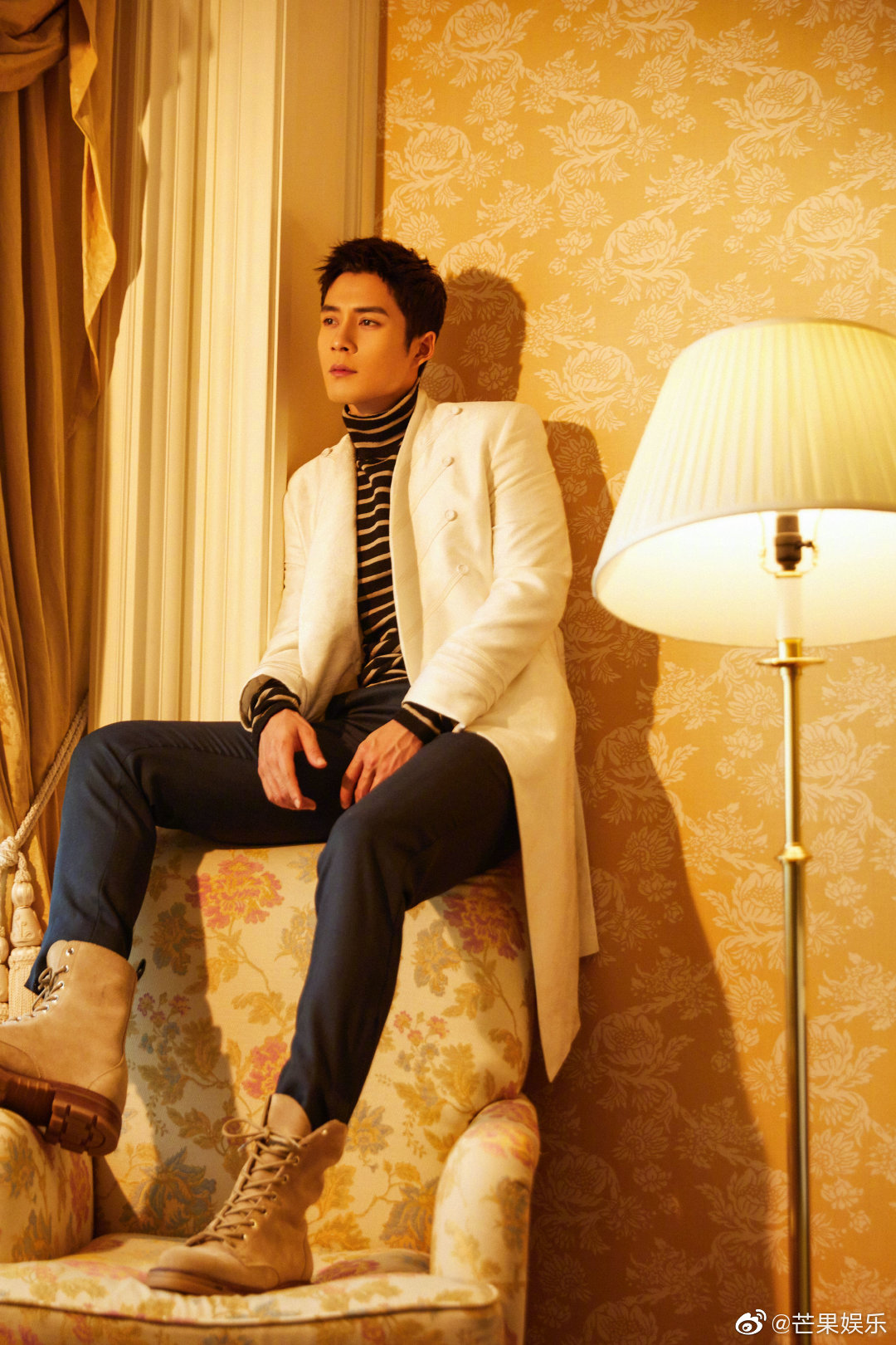 韩东君亮相高奢男装发布红毯复古宫廷风长外套搭配沙滩色短靴